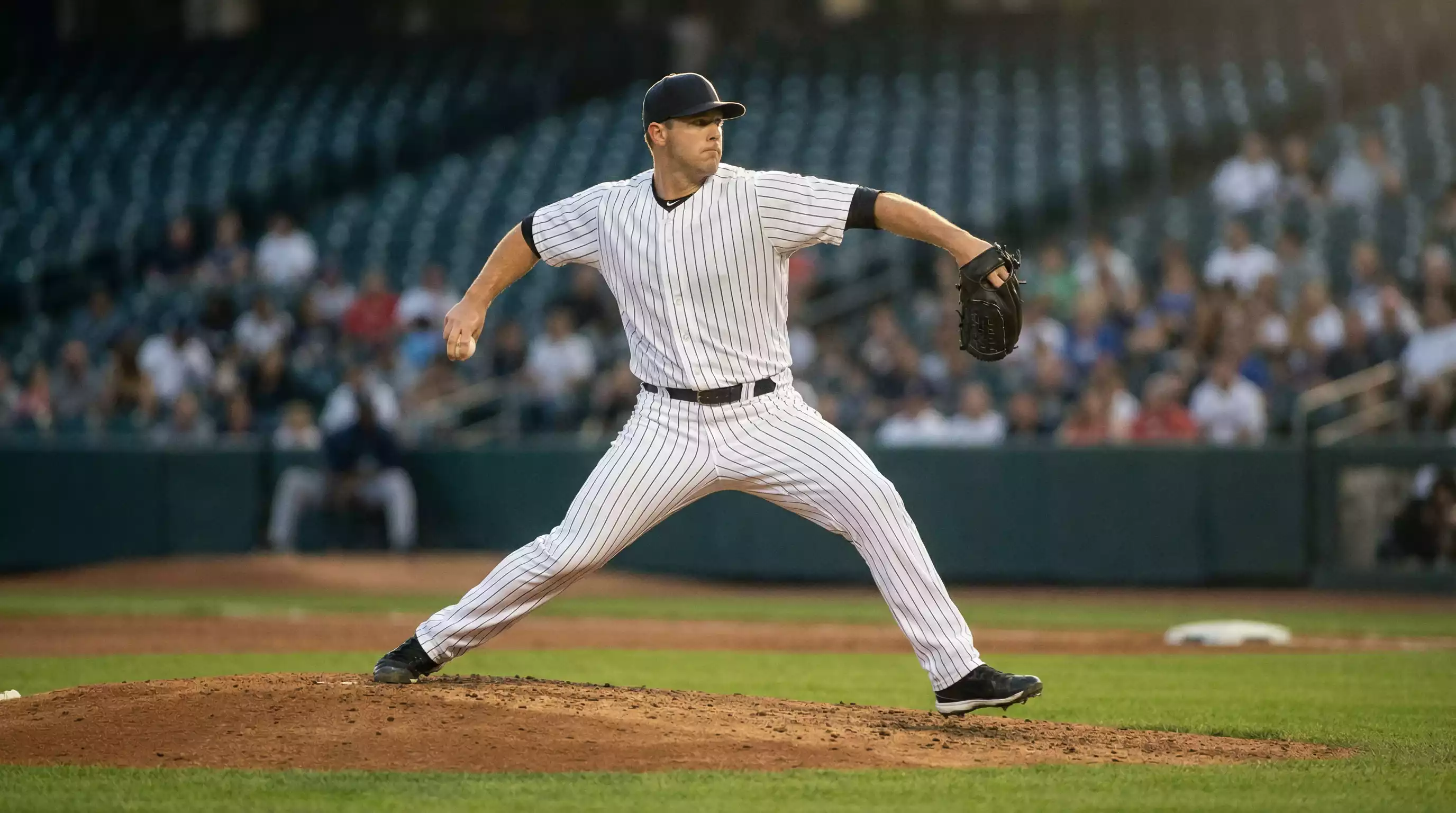 Starting Pitcher auf dem Mound wirft einen Baseball — Pitcher-Analyse für Sportwetten